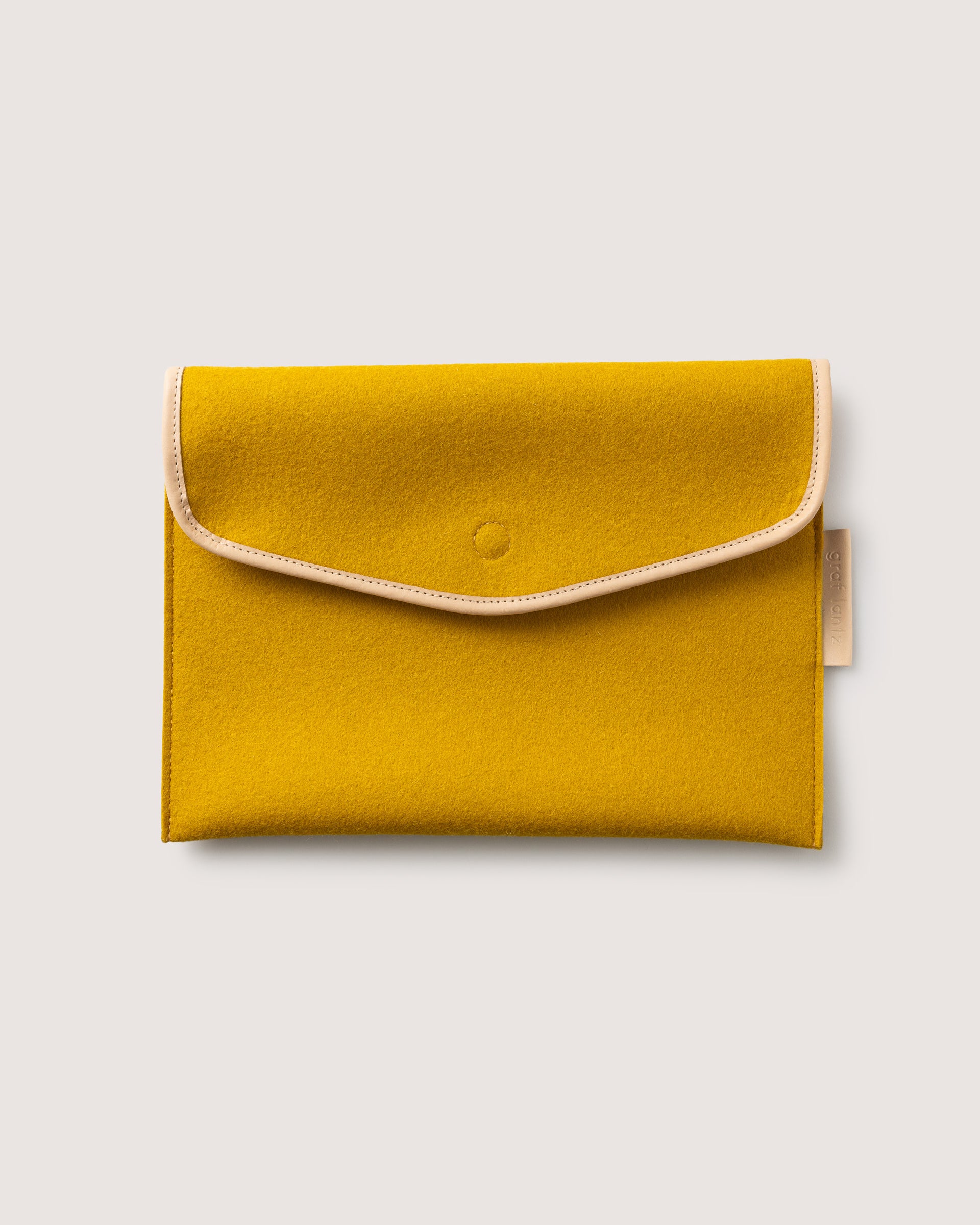 Our elegant 14 inch laptop sleeve. Here in dijon color.