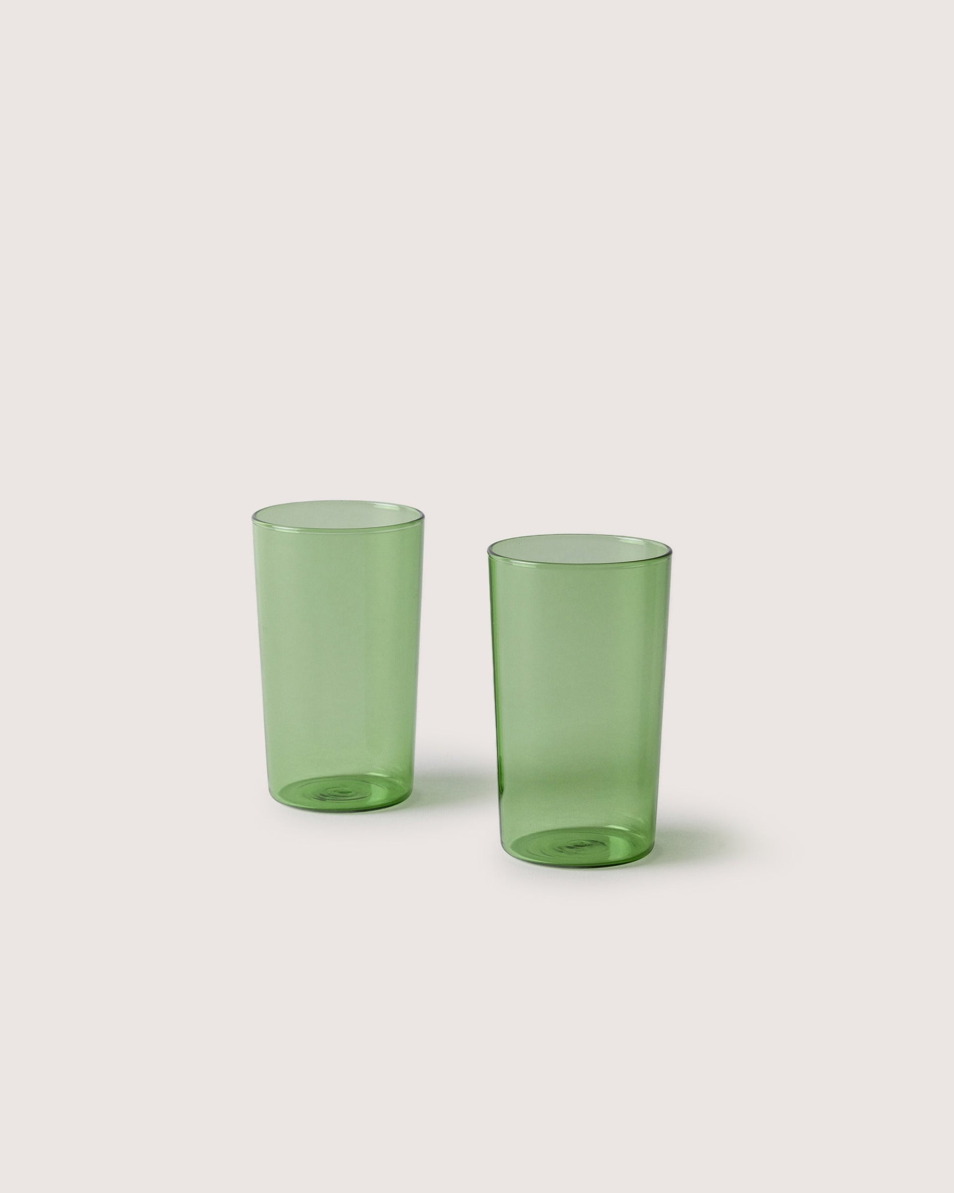 Two narrow Glas Tumbler in color Cactus, white background