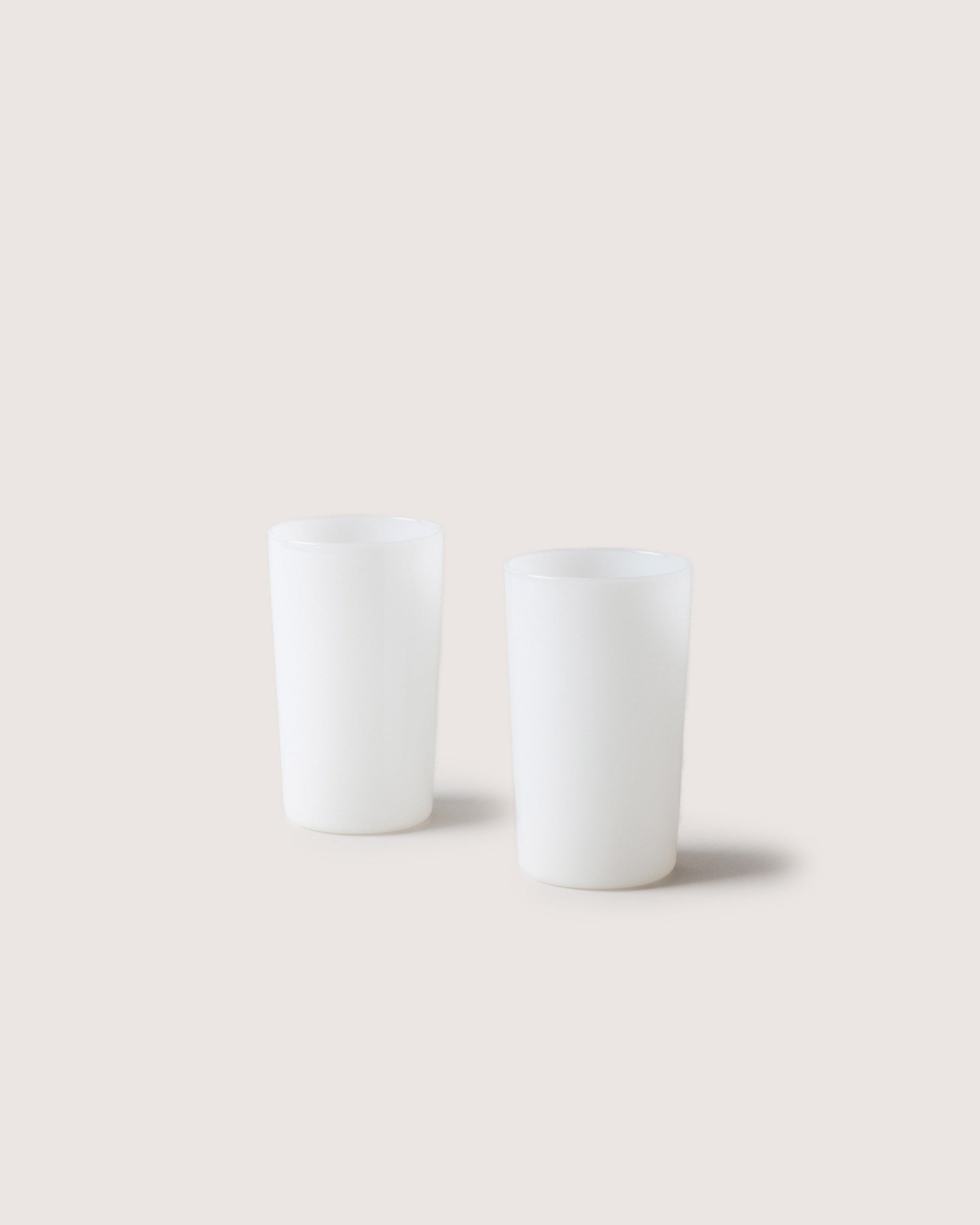 Two narrow Glas Tumbler in color Foam, white background