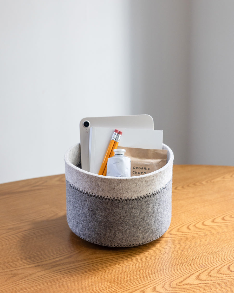 Soft texture, rich color blocking, and zigzag stitches: small/low Jaunt bin in granite and heather white colors